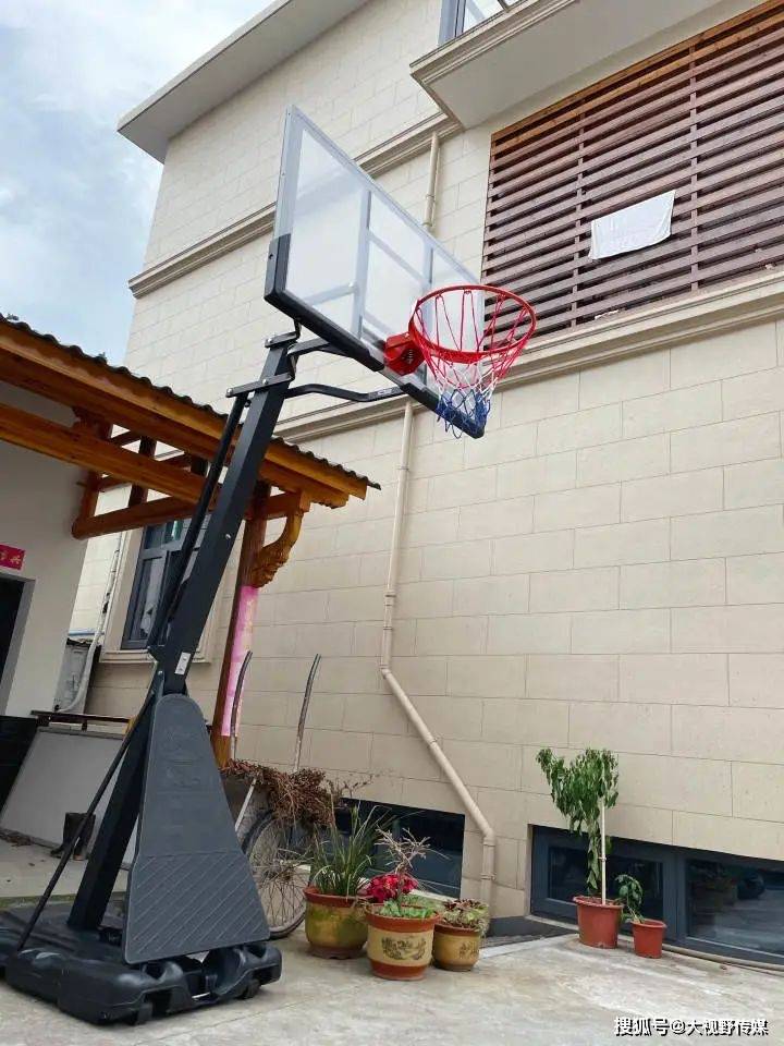 一个小院子里,装上了篮球架,原本低矮的围墙也搭建起了铁架.