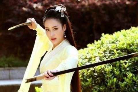 小龙女|女星古装持剑造型PK，杨紫最神，baby拿刀切菜？