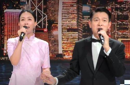 总体|她与刘德华时隔24年再唱《东方之珠》,53岁身型一点不输零零后!