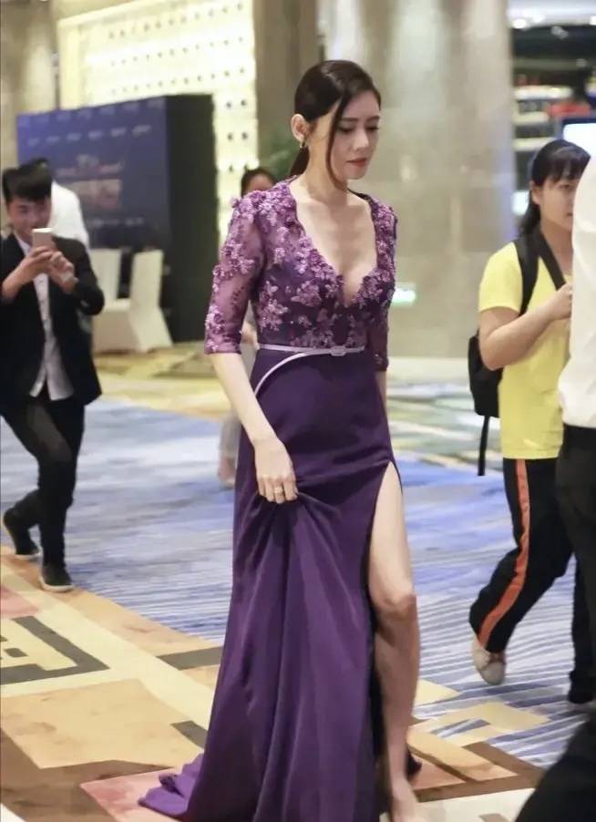 大腿|秋瓷炫深V开叉长裙大秀事业线,网友不解于晓光出轨,家花不香吗