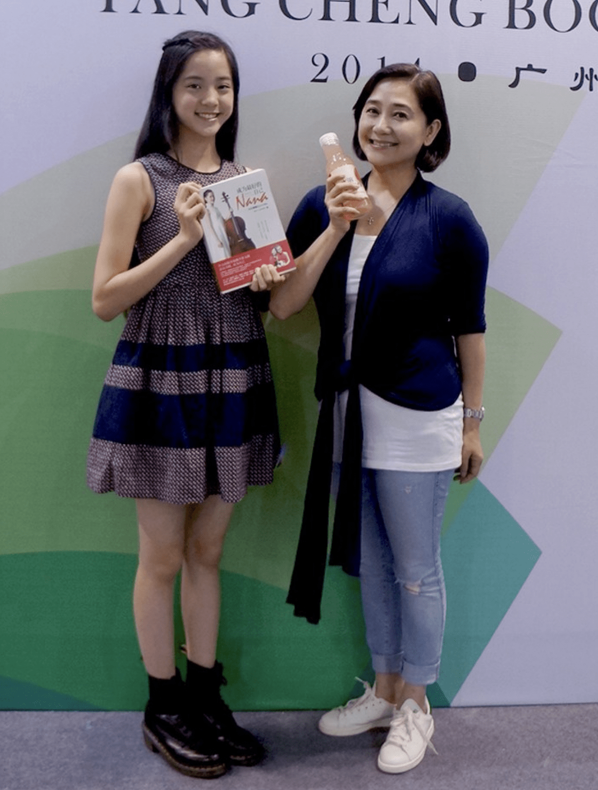 暗色|欧阳娜娜妈妈罕见露面,小黑裙配马丁靴真时髦,母女俩共用一张脸