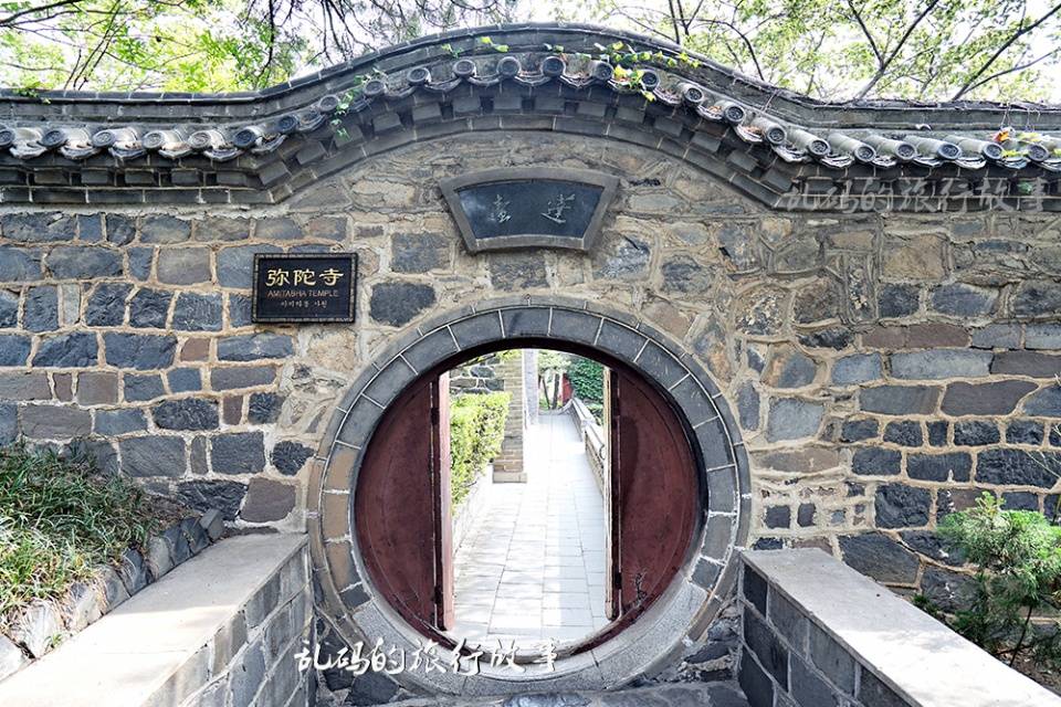 始建于唐代的弥陀寺,是蓬莱阁景区唯一的佛教寺庙,在寺庙一侧的门楣