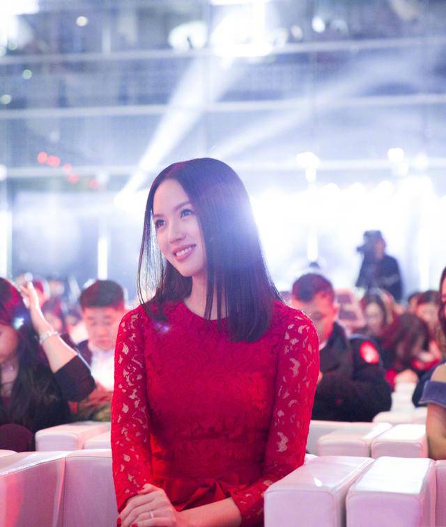 黑色|张梓琳不愧是世界小姐,水钻开叉裙高贵明艳,与友人合照美得出众