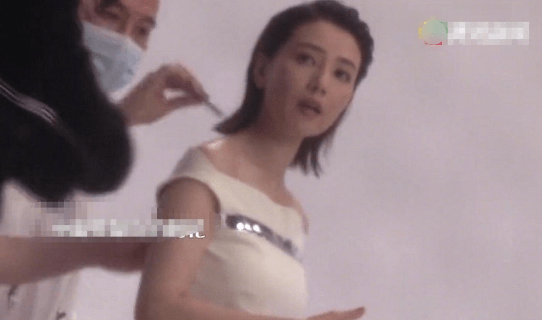 广告|高圆圆拍广告穿紧身连衣裙，手捧微凸小腹不断抚摸被指怀二胎