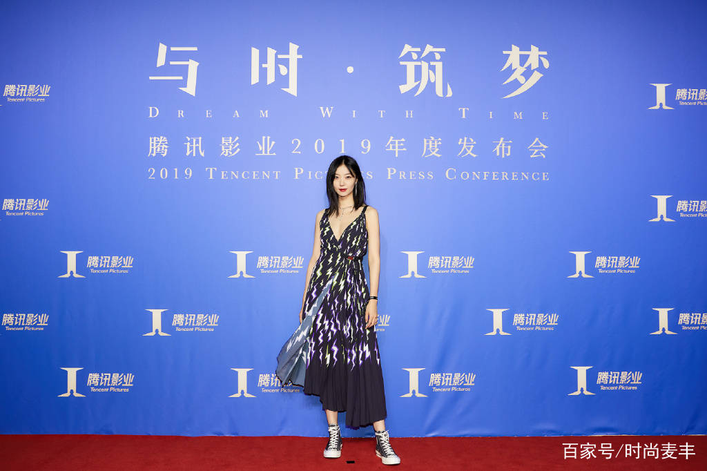 帆布鞋|齐溪真有意思，穿吊带闪电图案裙现身，配帆布鞋依旧气场满分