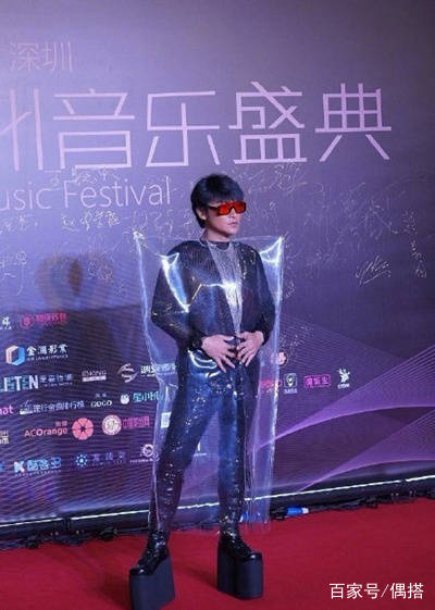 女生|陈志朋到底受什么刺激？穿宫廷衬衫配裙裤，网友：还穿厚底鞋！