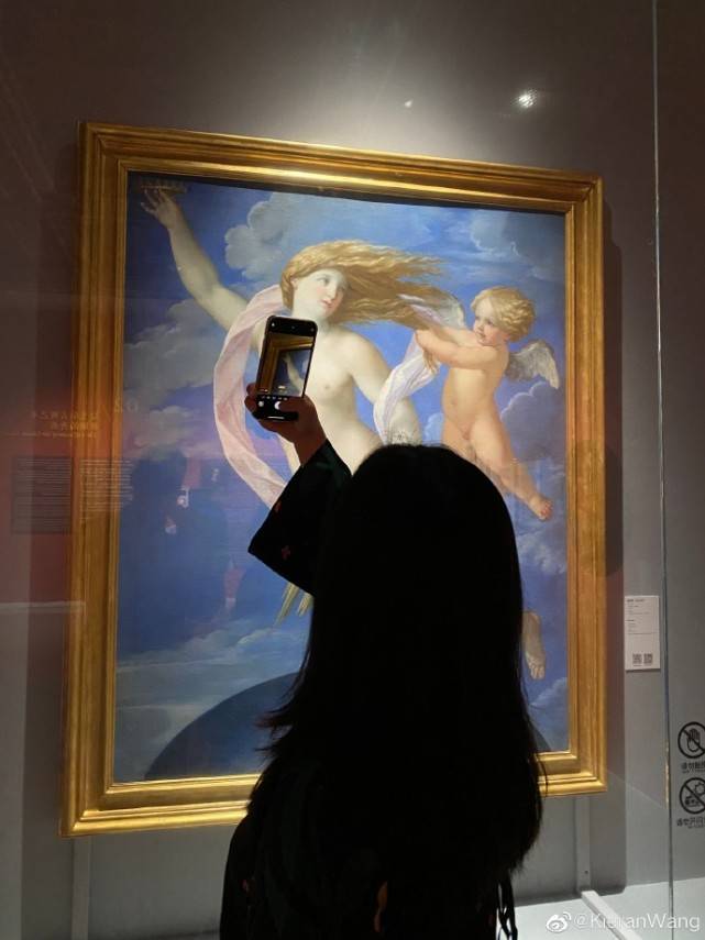 孕晚期也闲不住!朱珠挺8个月大孕肚看展