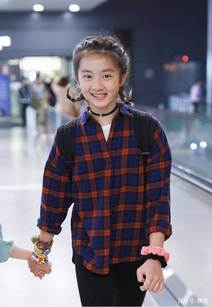 黄磊|黄磊一家高调亮相机场!黄多多格纹衬衫配紧身裤,简约不失时髦感