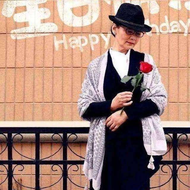 贵妇|66岁潘虹气质也太好了,穿小黑裙配盘发贵妇范十足,优雅老去真美