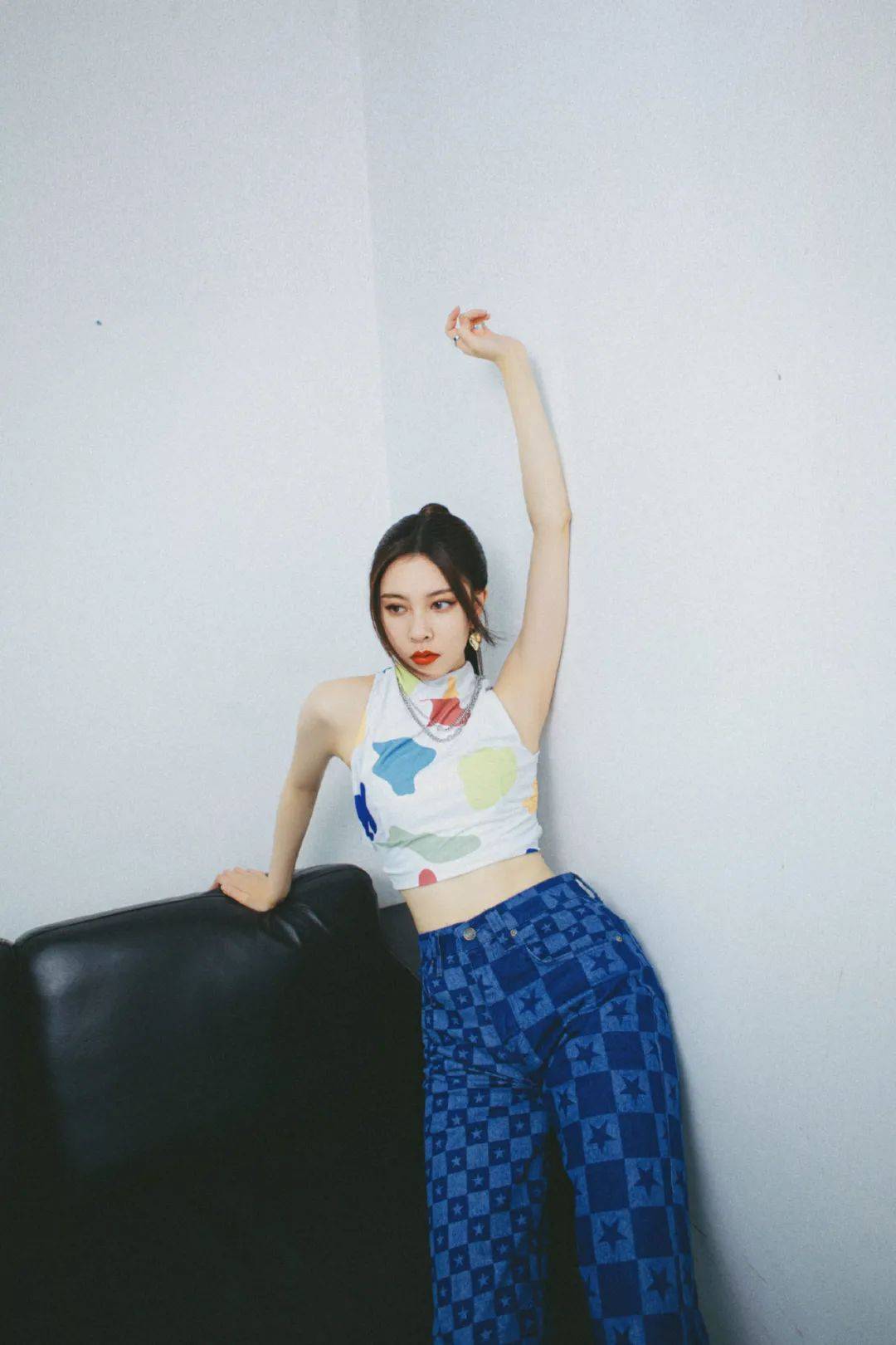 对比|初伏的夏天，选择白色吊带短背心和蓝色的直筒裤，清新还有小蛮腰的展现