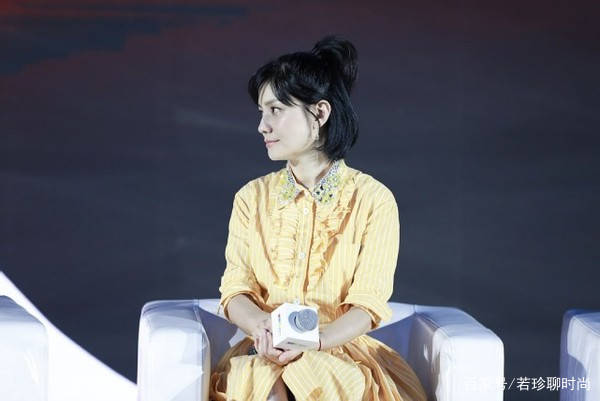 显得|太羡慕沙溢了，胡可真的很年轻，穿粉色少女裙优雅又甜美