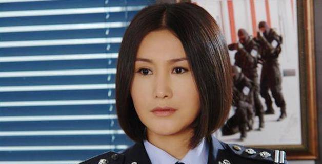 齐耳|她是观众认定的“最美警花”，嫁给大23岁知名导演，至今为他守寡