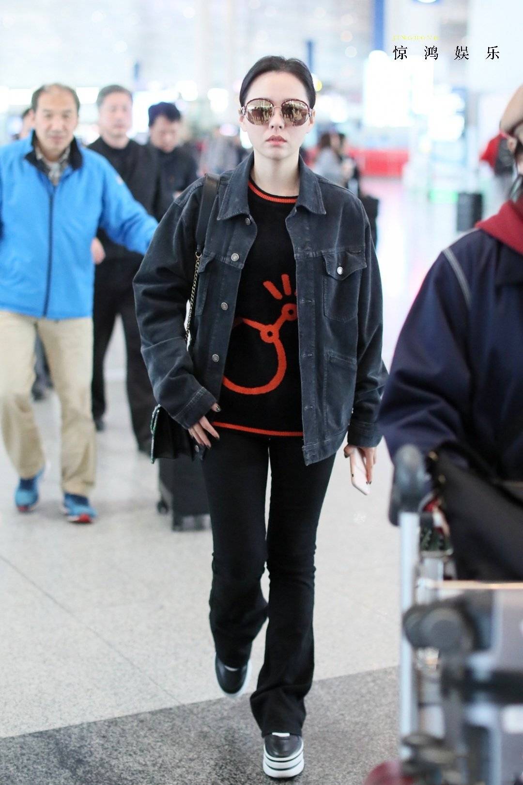 卫衣|张靓颖现身机场,上身夏天下身过夏天的造型,网友:真的不冷吗