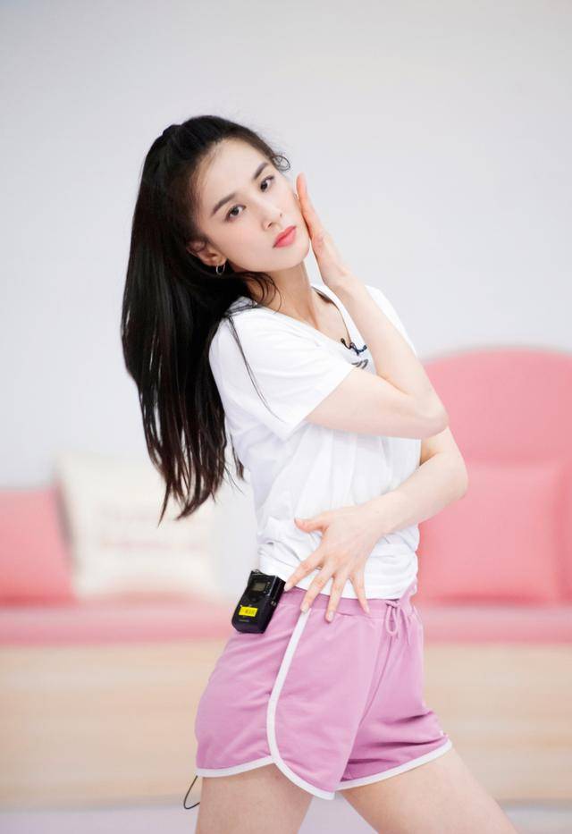 超短裙|黄圣依从豪门阔太变爱豆,在乘风破浪里大放光彩,状态美回25岁