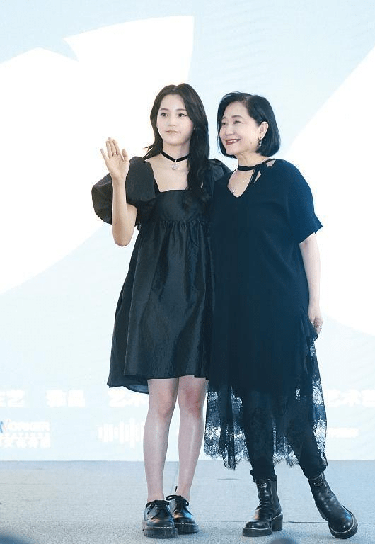 暗色|欧阳娜娜妈妈罕见露面,小黑裙配马丁靴真时髦,母女俩共用一张脸