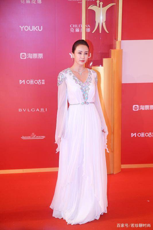 母其弥|母其弥雅腿真长，身材曲线又显得很有肉，迷人身材让人羡慕