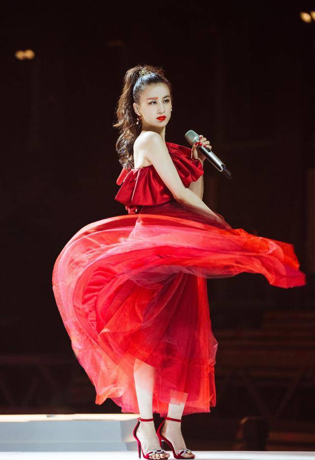 超短裙|黄圣依从豪门阔太变爱豆,在乘风破浪里大放光彩,状态美回25岁