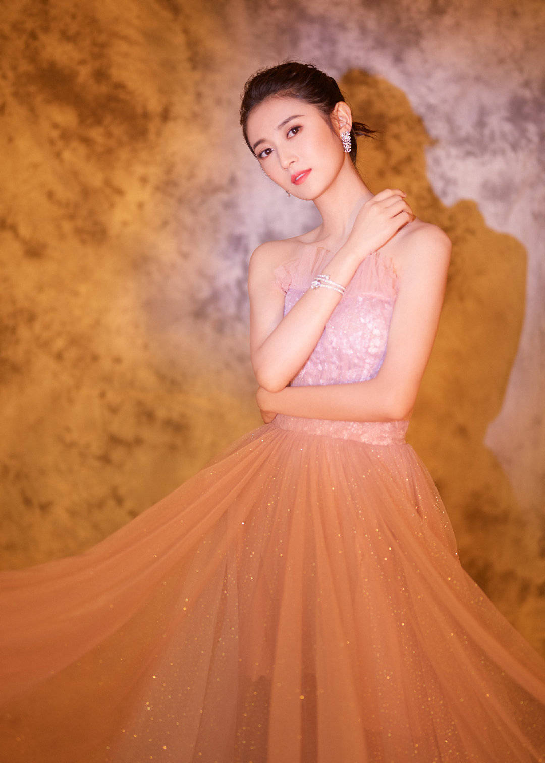 美得|怪不得被唐嫣一眼看中，陈钰琪紫色轻纱裙美得出众，气质小花少见