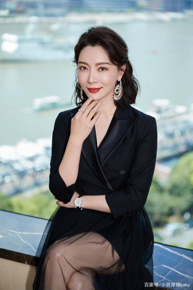 黑色|齐肩短发的陈数，穿黑色西装配网纱裙出席活动，9字耳环好别致！