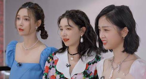 阚清子席地而坐 坐姿与女素人成反差 1斤和80斤的差距 双腿