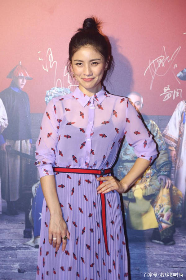 显得|太羡慕沙溢了，胡可真的很年轻，穿粉色少女裙优雅又甜美