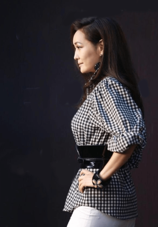 设计|孟广美身材好到让人无法忽视，老土格纹衬衫，她都穿出满满女人味