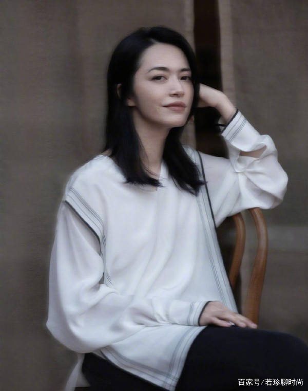 姚晨|姚晨打破了审美常识，穿得朴素不化浓妆，大嘴也美的高级
