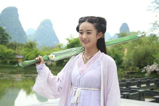 小龙女|女星古装持剑造型PK，杨紫最神，baby拿刀切菜？