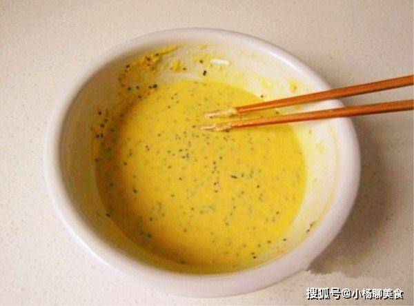 食材|4个鸡蛋一碗面，筷子一搅，做成零食，香脆可口，孩子喜欢有营养