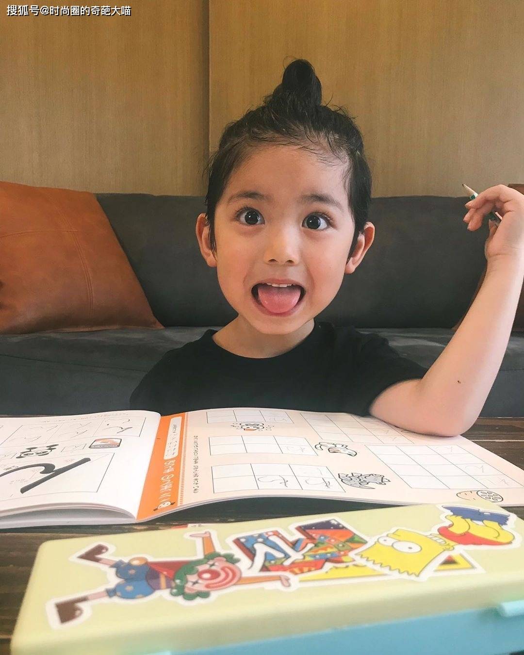 眼睛|精致得像娃娃?软萌可爱被无数人当头像,造型打扮更是镜头感十足