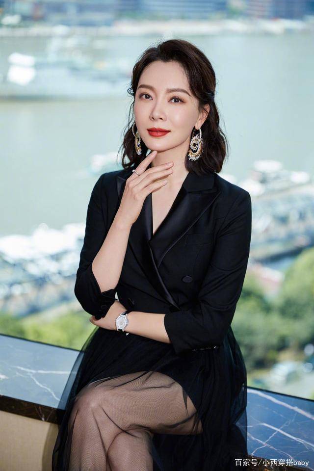 黑色|齐肩短发的陈数，穿黑色西装配网纱裙出席活动，9字耳环好别致！