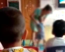 家长|良心不痛吗？幼师把孩童“吊”起，双脚悬空摇摆，全班娃默默看着