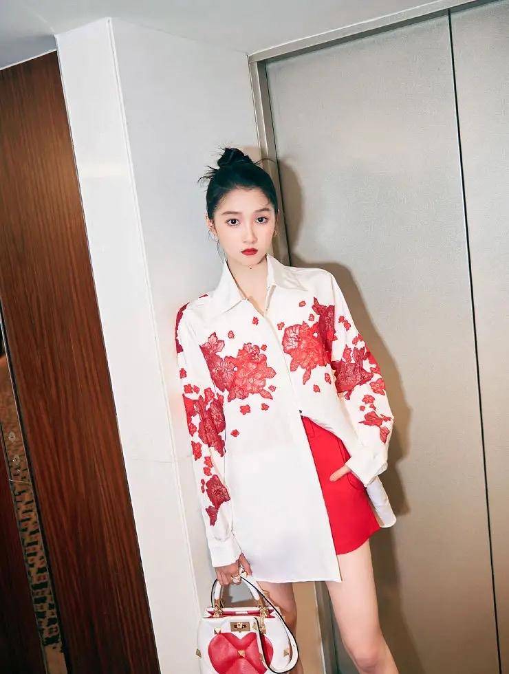 身材|关晓彤玫瑰刺绣衬衫造型曝光！红白look女人味十足，大秀逆天长腿