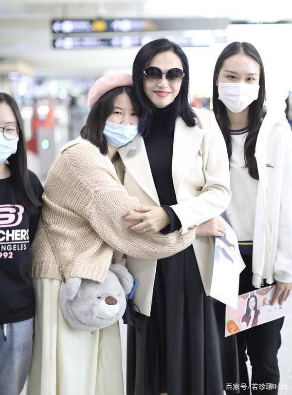 姚晨|姚晨打破了审美常识,穿得朴素不化浓妆,大嘴也美的高级