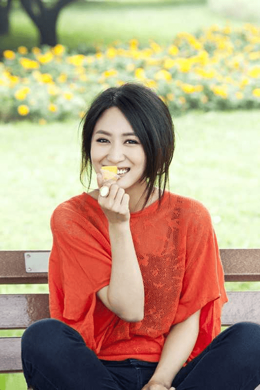 原创女人可以瘦但上身得有肉郭珍霓塞这么挤的裙子勒出赘肉也美