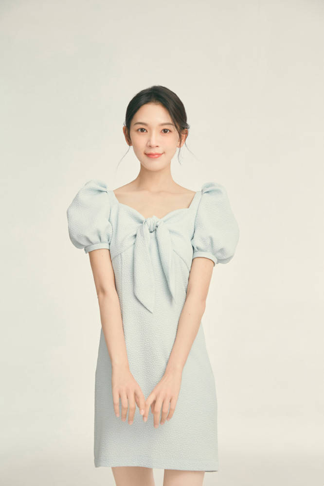方领|欧阳娜娜上海办展,穿方领裙和妈妈同框比美,母女俩共用一张脸