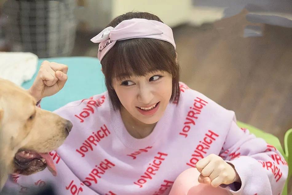 头巾|杨紫的“佟年风”要火了，日常穿搭清新又甜美，骨子里透着少女感