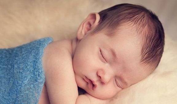 眼睛|新生宝宝护理，这2件事可能会影响新生儿的视力发育，宝妈别忽视