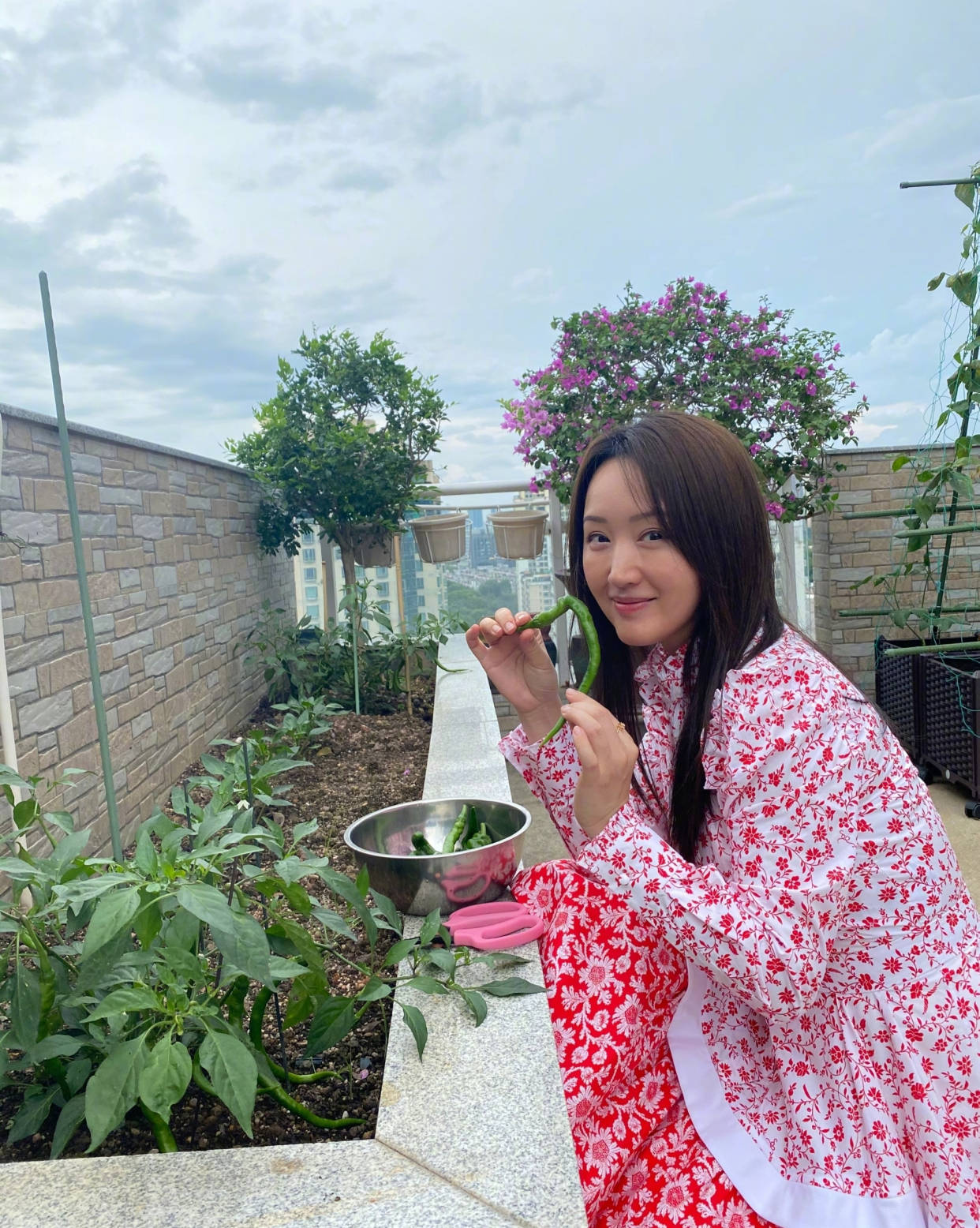 带着|杨钰莹49岁还是甜美公主，羽毛钉珠裙配高马尾清甜灵动，宛如少女