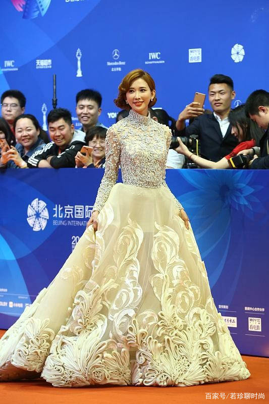 整体|林志玲的裙子也太短了，整条腿都露出来了，也太有女人味了