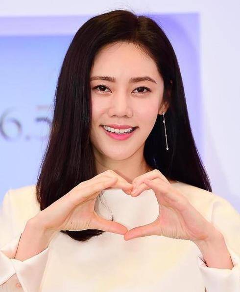 变化|秋瓷炫状态真好,当了妈穿裙子曲线没变化,身材有肉也不显胖
