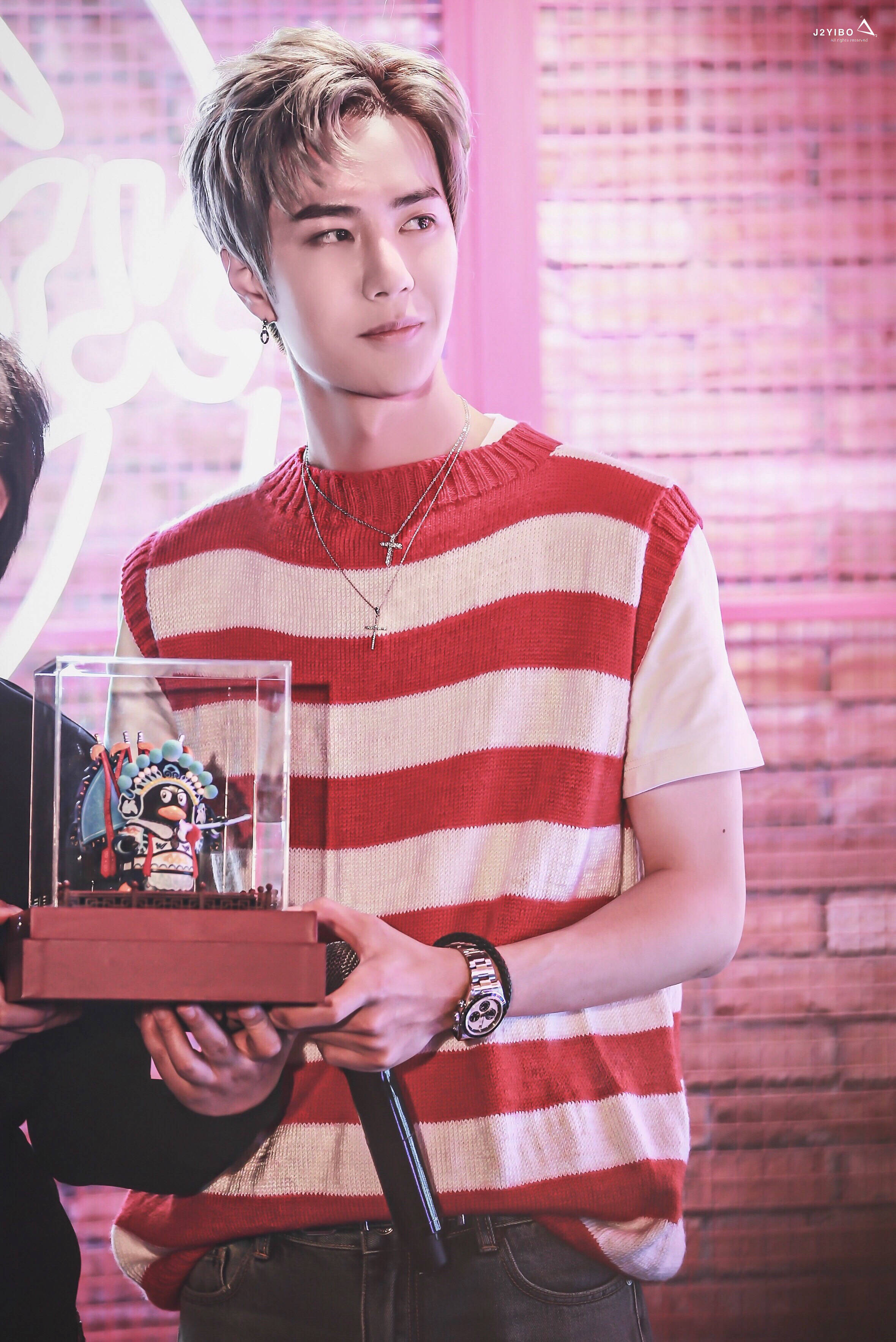 色调|当酷盖王一博与温柔针织衫碰撞，最经典时髦的5种穿法，可A可奶