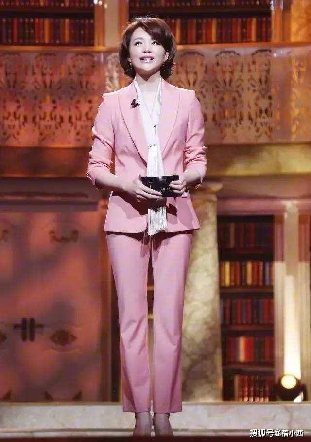 设计|董卿又展现高级感!穿西装内搭连体裤优雅又时髦,40+女性可照穿