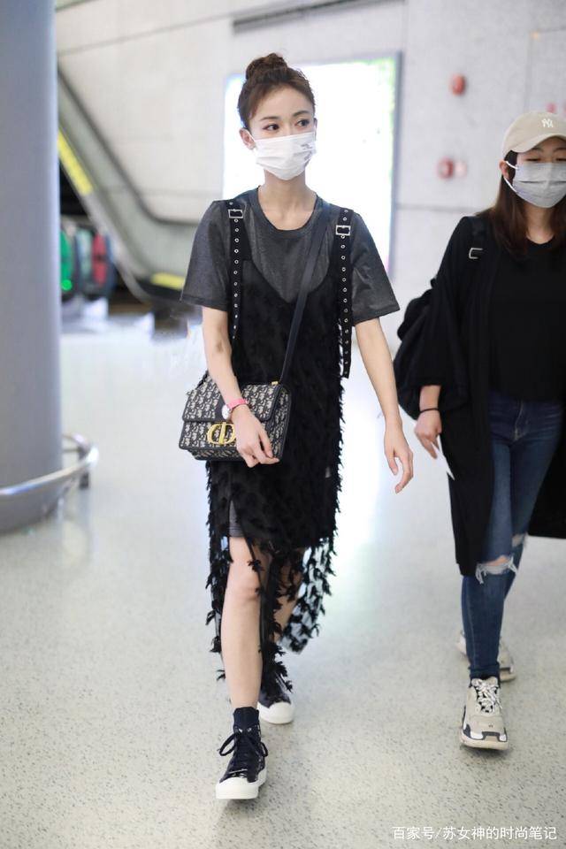 设计|“T恤塞裤腰”过时了，今夏明星都在这样穿，照着穿轻松美过路人