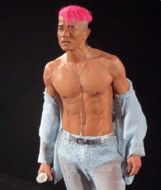 黄明昊|盘点明星的奇葩造型:黄明昊被子当披风,徐若瑄裹床单走红毯
