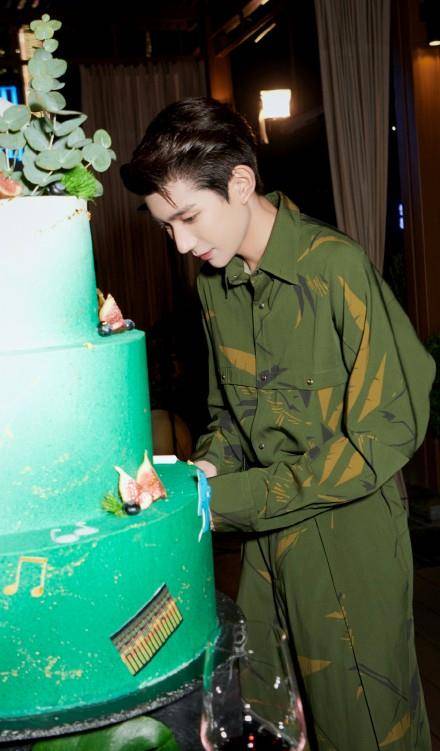 原创王源喜迎20岁生日,新曲《鱼缸旅馆》火热上线酷狗音乐