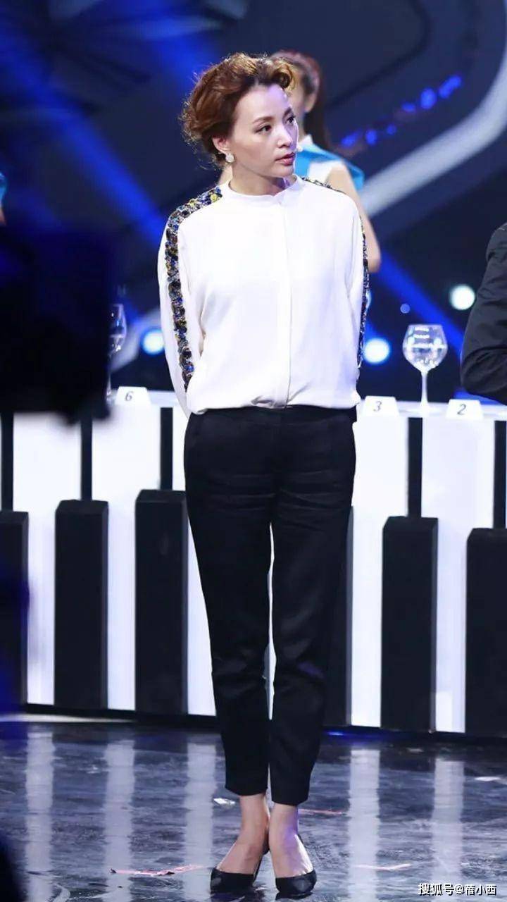 设计|董卿又展现高级感！穿西装内搭连体裤优雅又时髦，40+女性可照穿