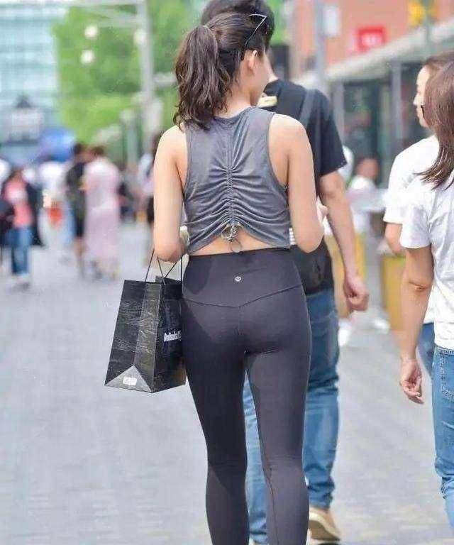 显得|连衣裙休闲甜美两不误,穿出自然风情,好看不土气