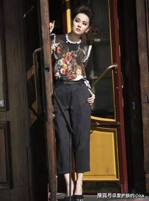 效果|伊能静一点都不服老，印花修身短裙玩油画风，高冷复古韵味十足