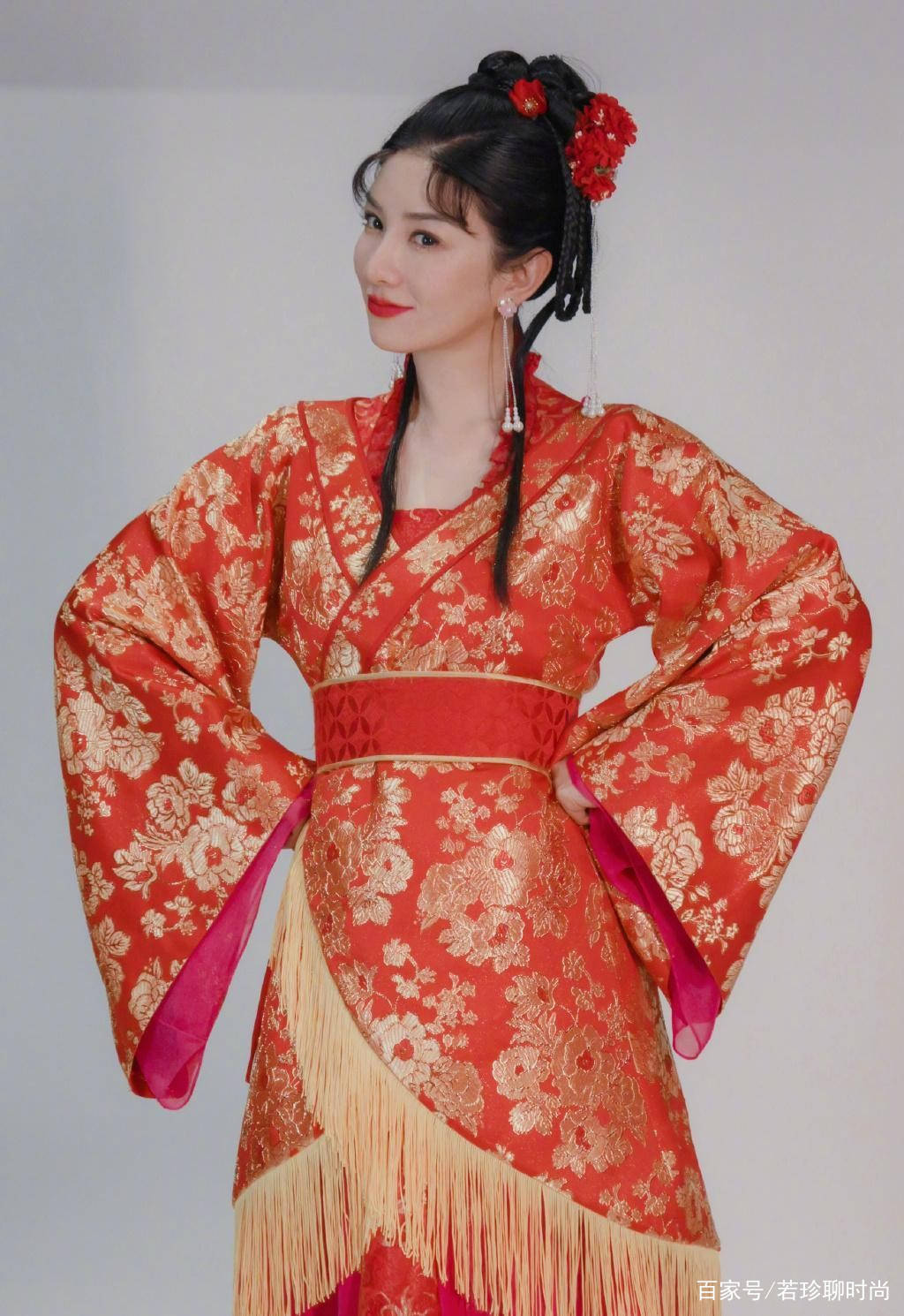 服装|黄奕虽然保养得很好，但重扮李玉湖还是不太像，气场看着太稳重了